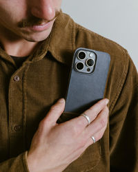 Picture of Nomad iPhone 16 Pro | Horween Magnetic Leather Back